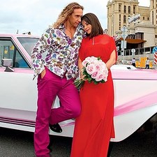 Свадебный лимузин розового цвета на свадьбе Королевой и Тарзана