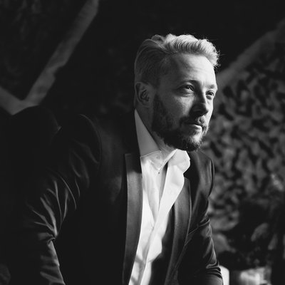 Ведущий, артист Макс Фролов и команда FroLOVE